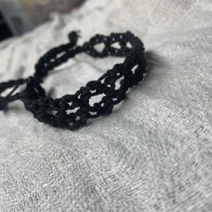 Makrame armband - Svart som natten, ett armband handgjort av bommulstråd, mäter 16,5 från första makrame knuten till sista. 29cm från ända till ända.