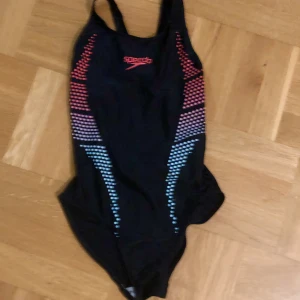 Speedo badräkt - Hej igen! Hoppas att ni gillar min annons och funderar på att köpa denhär speedo badräkten!☺️den är i gott skick och rekommenderar till simmträning.