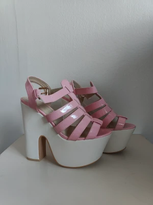 Rosa platform heels  - Aldrig använda men de har några fläckar på klackarna från att ha legat i en låda 