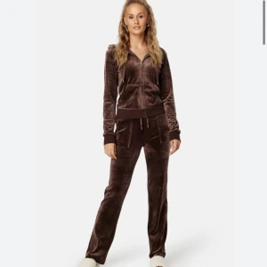 Juicy Couture brunt  - Säljer detta sparsamt använda juicy couture ställ! 900 för byxorna och 900 för tröjan eller 1500 för båda❤️pris kan diskuteras, bara att fråga om egna bilder