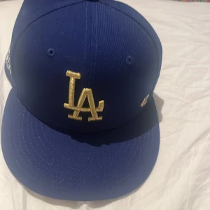 New era La - Fitted keps i storlek 7 La köpt i usa. Använt ett fåtal gånger 