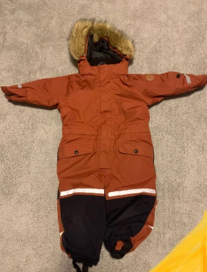 Lax Overall  - Kaxs Overall för barn, storlek 98.  Den är använd men fortfarande i bra skick!  Har även storlek 104 i samma färg och modell.   