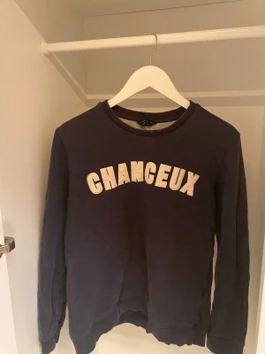 Blå sweatshirt - Blå sweatshirt från Jack & Jones. Använd ganska mycket men inget fel på den. Strlk S