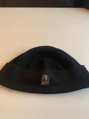 Pj mössa  - Pj mössa.   Fräsch o fint skick   Äkta såklart     Snabb affär.  = bättre pris 