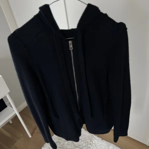 Zadig & Voltaire Zip Tröja - Säljer nu denna så fina Zadig Voltaire, Zip Tröjan/ Hoodien. Ett litet hål på armen finns. 100% Cashmire 