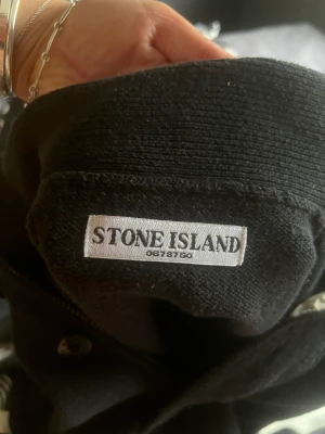 Stone island tröja  - Jätte snygg tröja som går med mycket. Den sitter som en M men passar både större o mindre storlekar. Köpte tröjan för 2 år sen för 3000kr men den kom inte till användning för mig. Kan tänka mig att gå ner lite i pris om intresset finns.