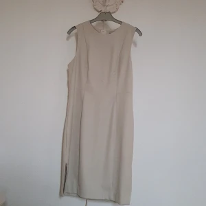 Klänning - Oanvänd elegant kläning storlek 40