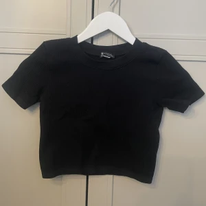 Topp - Svart tight topp från zara. Storlek xs/s💓säljer för 50kr+frakt 
