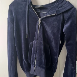 Juicy couture - Köpt för några månader sen och är i väldigt bra skick❤️ säljer pågrund av att jag tappat intresset för den❤️ säljer även byxorna i samma färg, det är i storlek xs men passar och för dom som har xxs💗