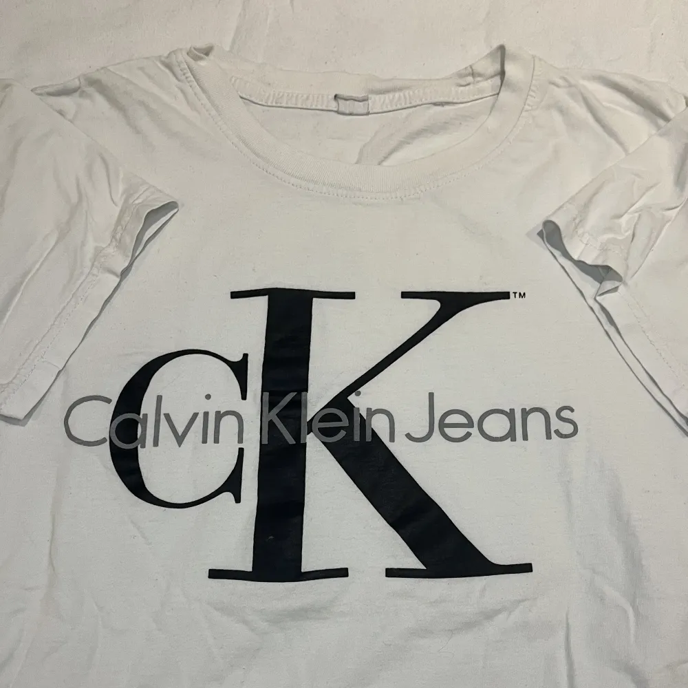 Vit Calvin Klein t shirt, aldrig använd! Storlek Xs. T-shirts.