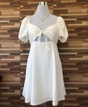 Vit klänning  - Vit klänning, helt oanvänd. Storlek xs(passar xs-s) 