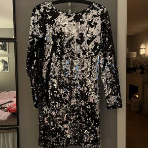 Glittrig klänning  - Öppen rygg 