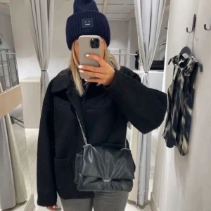 Jacka - Snygg jacka från monki som tyvärr inte kommer till användning längre. Perfekt nu till våren!! 🤍 lånade bilder