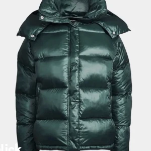 Så snygg dunjacka från BikBok grön - Så populär och fin jacka från BikBok. Säljs inte längre så svår att få tag i! 100% nylon. Nästan aldrig använd och har bara legat nedpackad. Storlek S men oversized så passar många storlekar! Sista bilden är min där man ser hur den sitter på. 