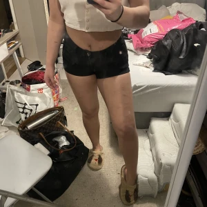 Svarta shorts - Svarta shorts från H&M. Storlek 38 men passar 36 bättre.