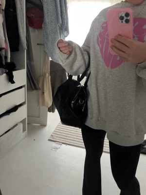 Svart väska - Säljer super fin svart väska i toppen skick! Mycket rymlig med flera fack❤️