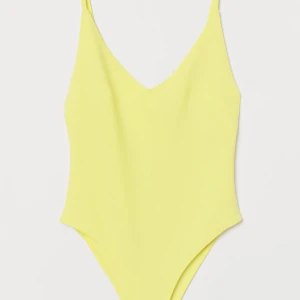 Gul body - Gul body med v-ringning och djup rygg från H&M. Storlek S. Använd 2 gånger.