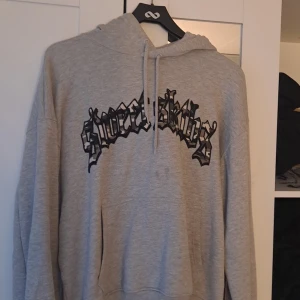 Hoodie - Hoodie från junkyard, köpt för 800 men säljer för 500 då den använts väldigt få gånger. Strl är S men skulle klassa den som M 