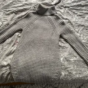 En varm tröja i storlek S från Gina tricot. Säljer för att den är för stor😊