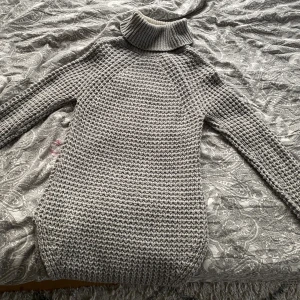 Stickad varm tröja🤍 - En varm tröja i storlek S från Gina tricot. Säljer för att den är för stor😊