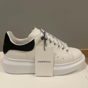 Alexander McQueen skor - Helt nya Alexander McQueen skor.  Inköpta från Farfetch. Kvitto och orginalkartong finns och medföljer.   Storlek 35 - Dem är inte testade.  Finns i Sthlm men kan tas till Linköping eller postas.  4500:- Pris kan diskuteras vid snabb affär. 