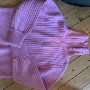 polo Tröja - Jätte fin polo tröja!! <3 Färgen är inte så lila! Färgen på den andra bilden stämmer med färgen irl.