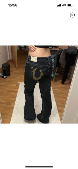 true religion jeans - mina true religion jeans köpta här på plick men dem är lite förstora för mig och långa, tyvärr!! skriv för frågor! bilderna är lånade! köpare står för frakt!
