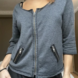 Blå kofta - Såå snygg blå kofta med najs detaljer. Den är i xxl men sitter snyggt på mig som är s