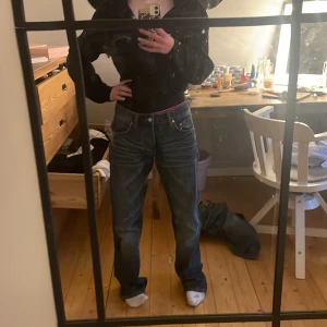 Tuffa jeans - Säljer dem här tuffa jeansen fit & bragg🌟 svin snygga jeans som passar en xs eller s⚡️ dem är lågmidjade och straight i benen😊 skriv till mig vid frågor eller annat❤️❤️