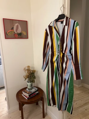 Klänning från Gina Tricot - Randig klänning från Gina Tricot strl 38. Jättefin men endast använd vid ett tillfälle och förtjänar därför ett nytt hem.