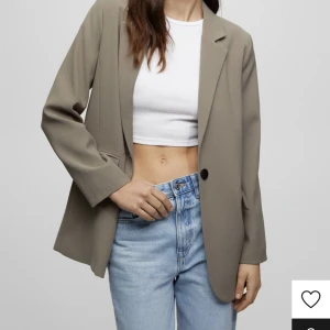Snygg blazer - Säljer denna snygga blazer från Pull & bear då jag inte fått användning för den, prislapp kvar! Skriv för fler bilder