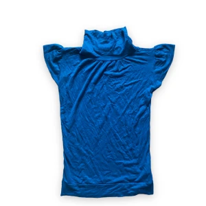 Super mjuk ryschad topp - Super fin ryschad topp med liten krage. Sååå mjuk! Färgen syns bättre på andra bilden. Strl 10/11 år men skulle mer säga XS eller S. Perfekt till lågmidjade jeans. Köparen står för frakt. 💕