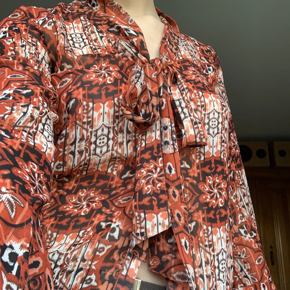 Röd mönstrad blus - 90