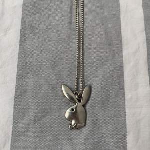 Silverfärgad halsband. Använd ”KÖP NU” funktionen för att köpa det direkt😍🤍