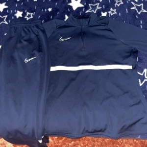 Nike sett - Det här sättet är väldigt fin och bekväm den är i ganska bra skick har använt den ganska ofta Max 15 gånger och den är köpt från JD sports. Köpte den för 1600kr och storleken på tröjan är XL men funkar som L också. Skriv till mig om du är intresserad!!