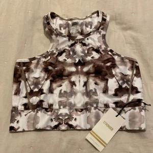 Crop-top Stronger strl L - Helt ny croppad top från Stronger i strl L. 