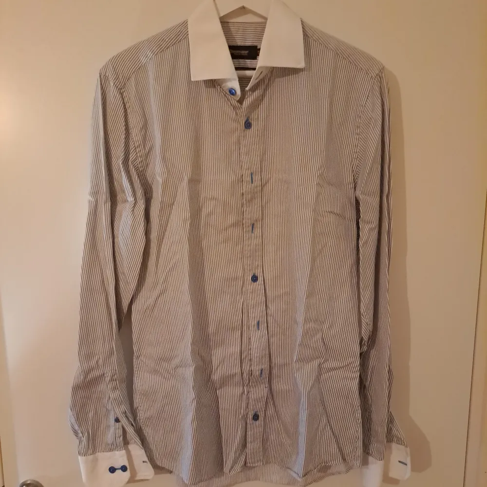 Skjorta från Dressmann premium collection. Blå/grå rad, stl M 39/40. Skjortor.