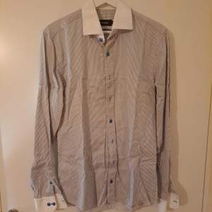 Skjorta från Dressmann premium collection. Blå/grå rad, stl M 39/40