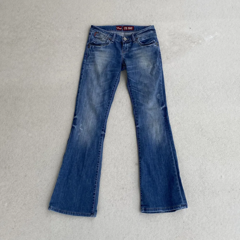 riktigt balla jeans från ltb med snygga detaljer! lågmidjade och utsvängda. midjemått: 70cm, innerbenslängd: 74cm. Jeans & Byxor.