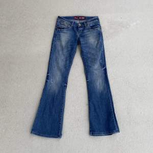 riktigt balla jeans från ltb med snygga detaljer! lågmidjade och utsvängda. midjemått: 70cm, innerbenslängd: 74cm