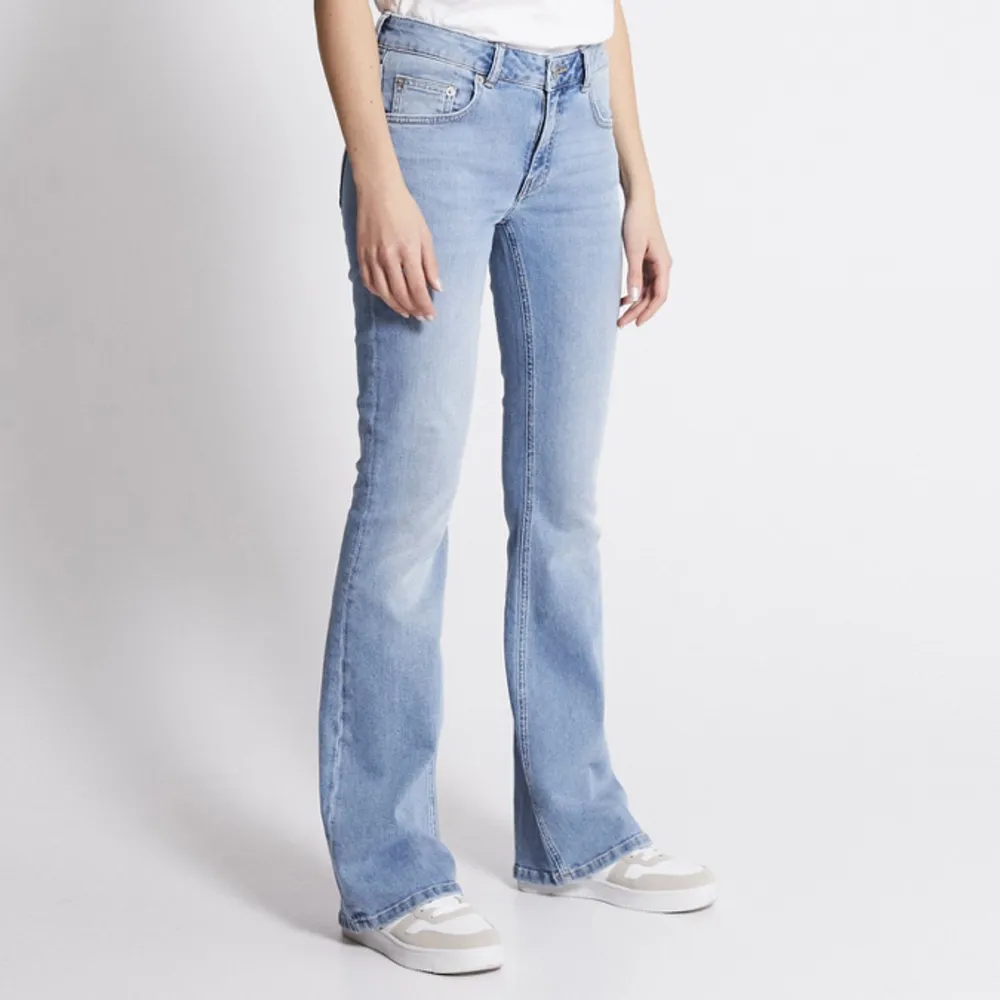 Säljer mina älskade ”low boot” jeans från lager 157. Super fina och sköna. Använda max 3 gånger då dom är för stora på mig. Dom är i stolek S regular längd men skulle säga att dom passar en M bättre. Hör av er för fler bilder💕💕. Jeans & Byxor.