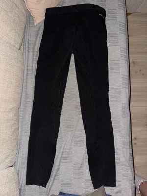 2 ST ridbyxor 160&170 - Har två stycken ridbyxor 170&160. Kan hämtas i södra Stockholm eller fraktas men då står man för frakten 