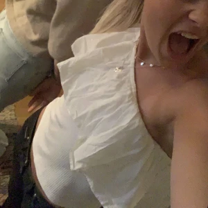 Volang topp - INTRESSEKOLL på denna så fina och eftertraktade topp från zara! Har väldigt mycket vita toppar så kollar intresset eller byten 🙌🏼