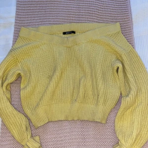 Offshoulder stickad tröja - Gul offshoulder stickad långärmad från ginatricot. Är supersöt men använd mycket. Storlek XS. Pris kan diskuteras!