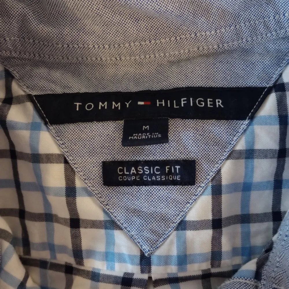 Fin skjorta från Tommy Hilfiger Fint skick 7/10 Inga synliga fläckar Från djur och rökfritt hem. Skjortor.