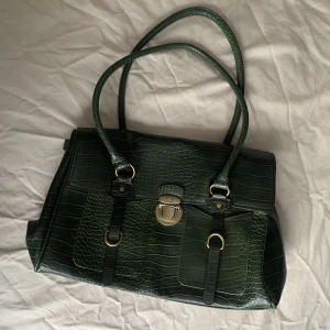 Vintage väska - Stor Grön vintage väska med gulddetaljer🐊