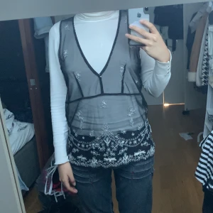 Mesh tröja/linne - Inte längre min stil. Den är lite för stor på mig som brukar bära storlek XS/S