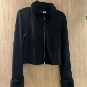 Kofta med päls - Superfin kofta från H&M divided med pälsdetaljer 