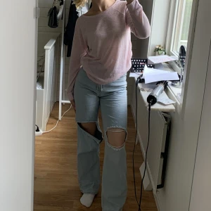 Jeans  - Ett par jeans med hål på knäna, i en jätte fin ljusblå färg 