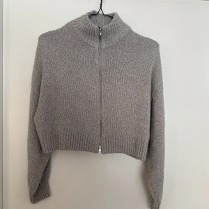 Stickad kofta - Kofta från H&M, nästintill oanvänd!